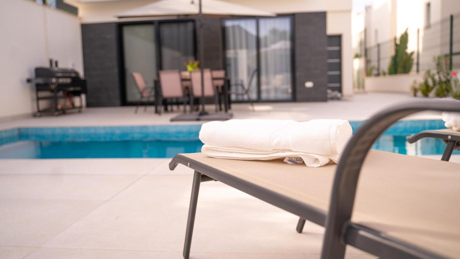 Apartment Amberes Apartment, A Stylish Villa's Independent Downstairs With Private Swimming Pool And Terrace *